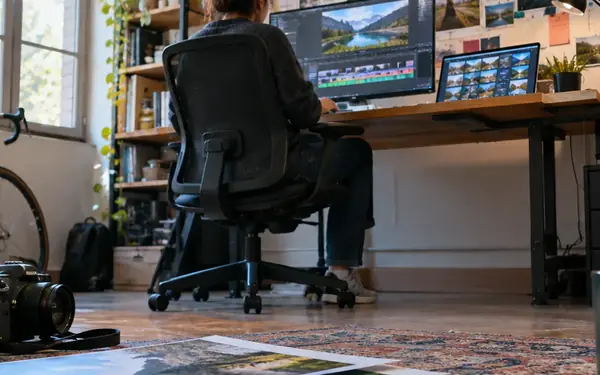 Color, Motion, and Depth Carry Fork Identity on Mapless Transmedia Canvases